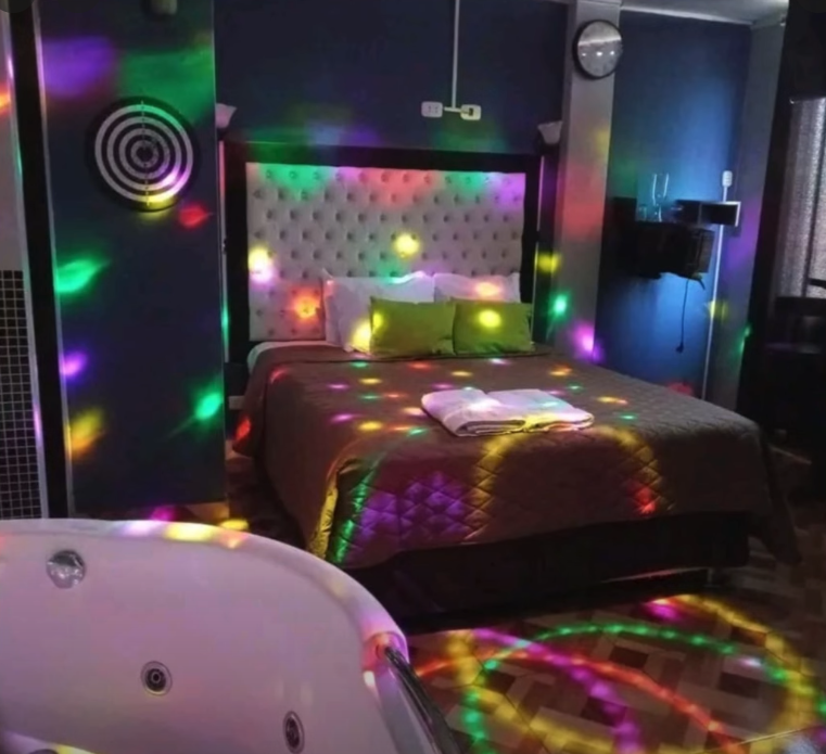 Habitación doble con dos camas y servicios digitales