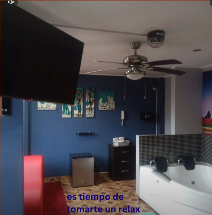 Salón de eventos con neón