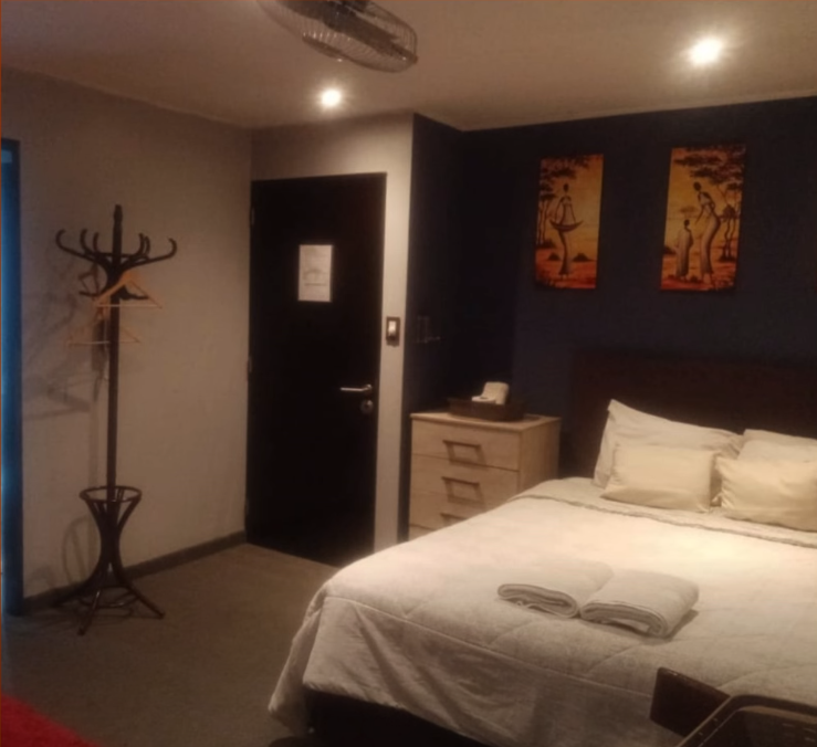 Habitación matrimonial con cama queen y aire acondicionado