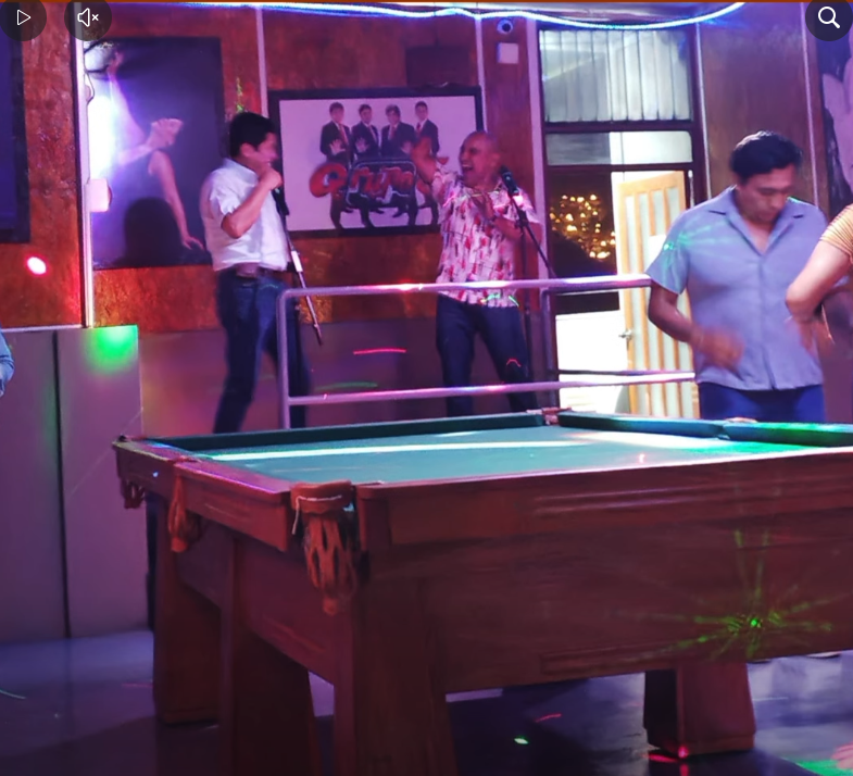 Salón de eventos Thari con billar, karaoke y luces neón